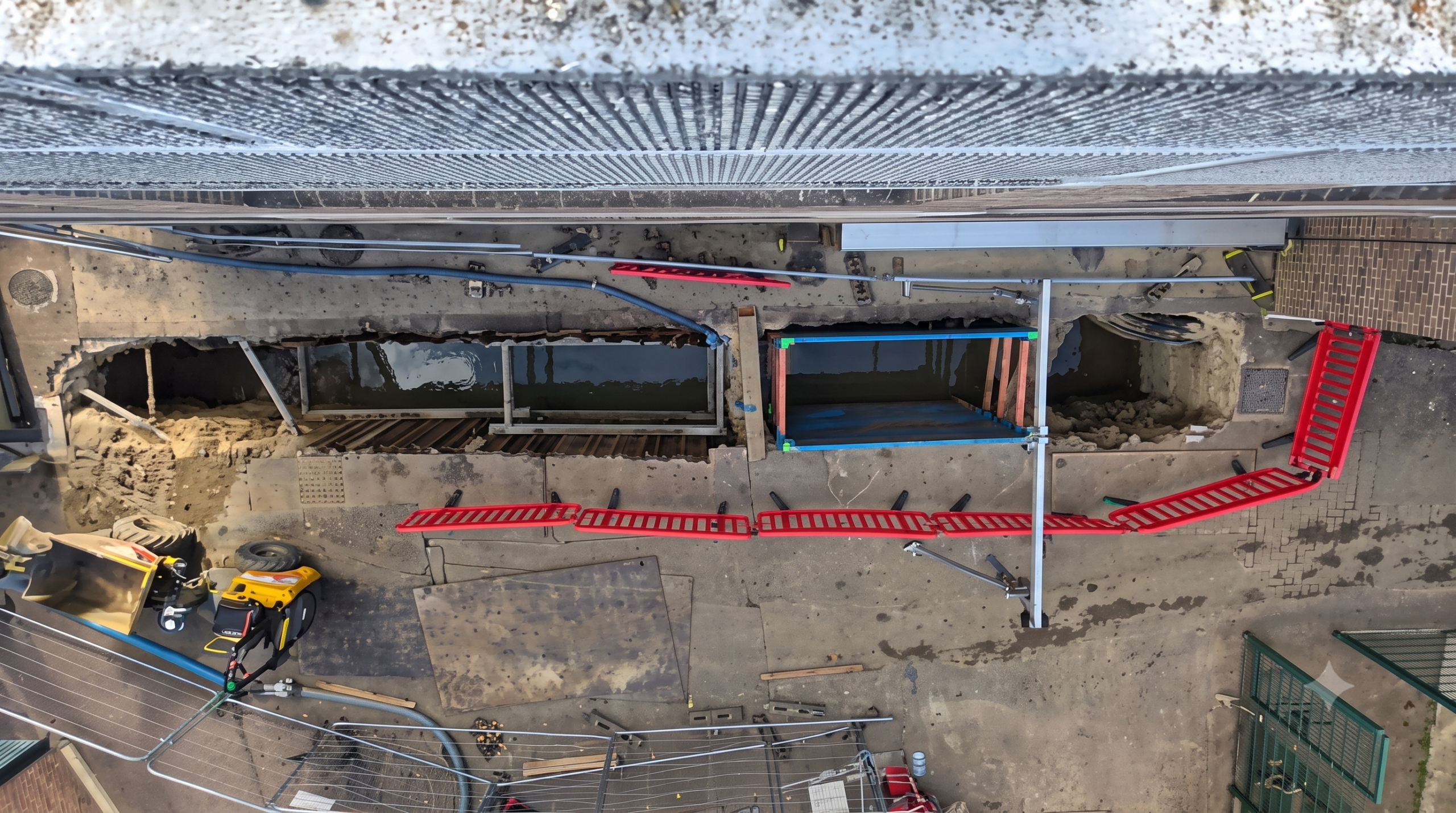 Deep excavation with tench support and operative working below ground